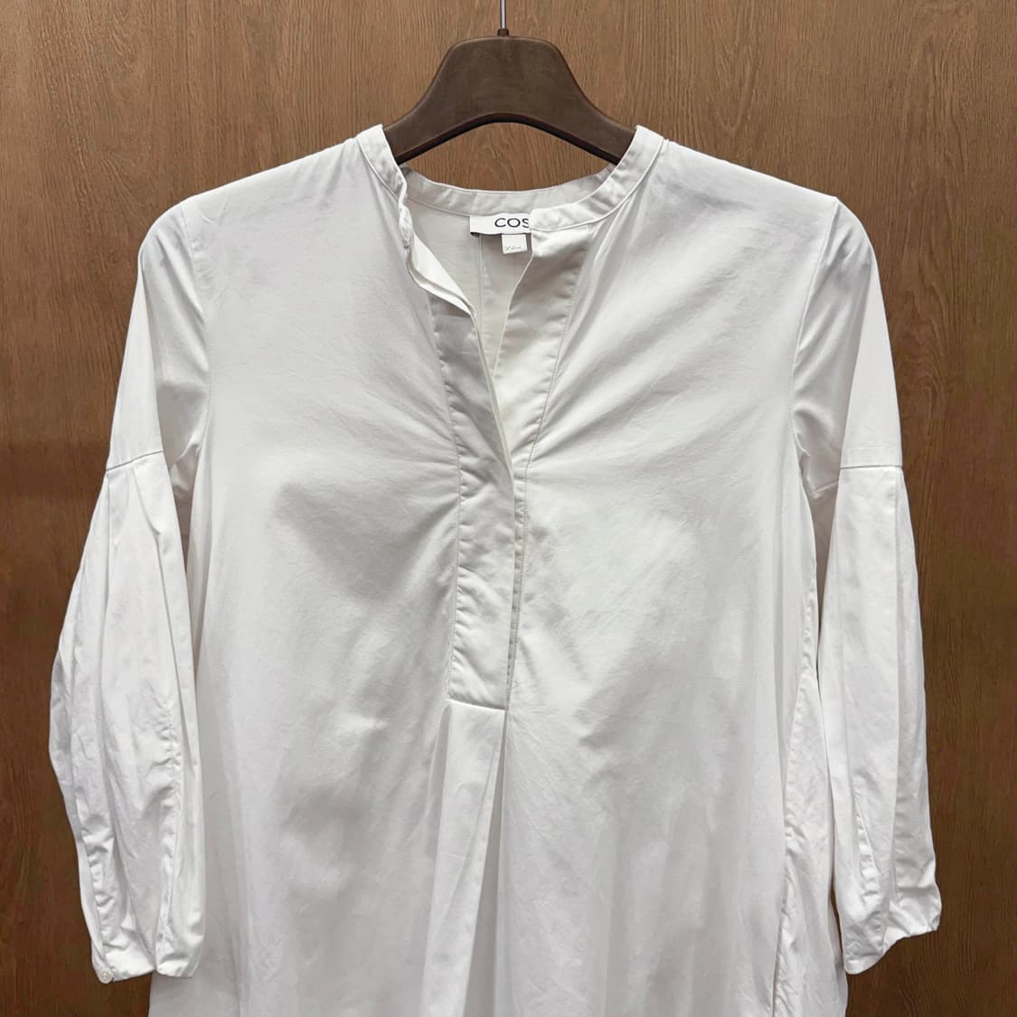 코스 브이넥 셔링 플리츠 미니 원피스 벌룬 소매 디테일 화이트 상품이미지4