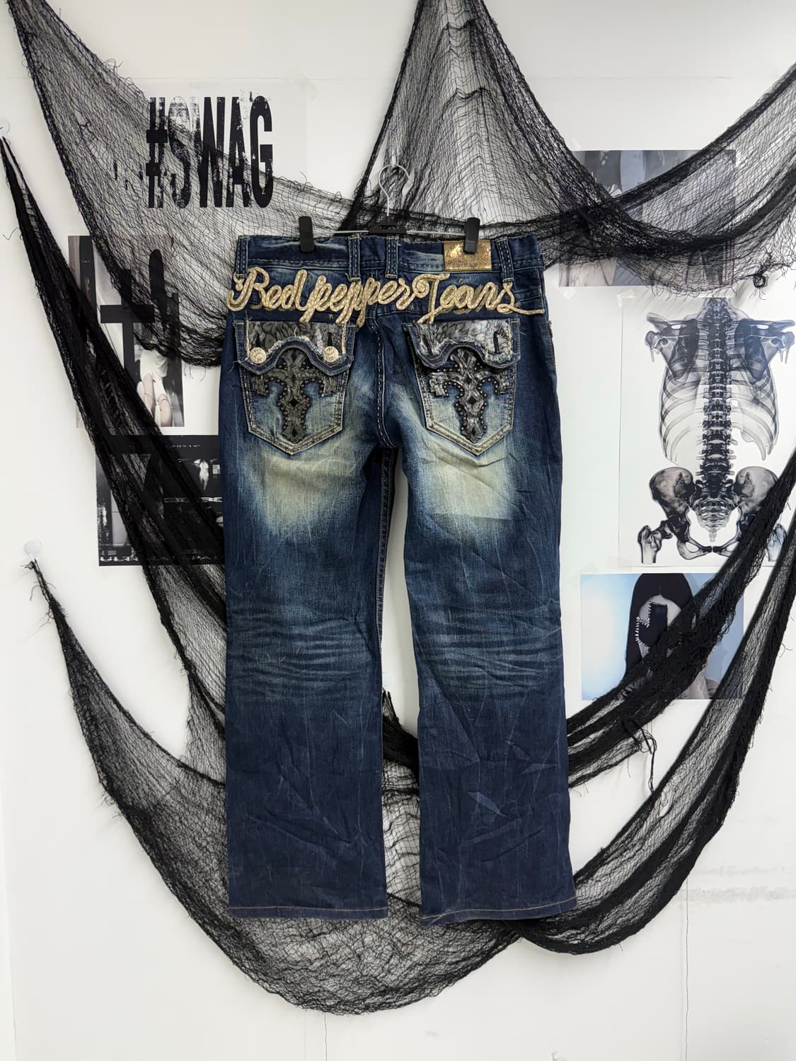 Red pepper cross patch detail jeans 상품이미지1