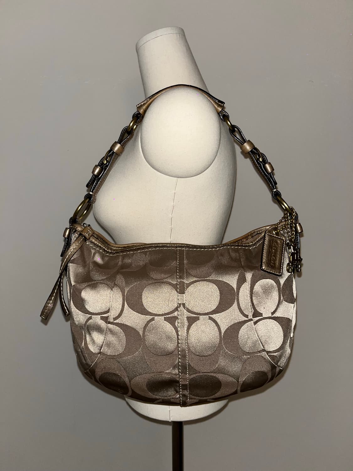 Coach Gold Half Moon Shoulder Bag 상품이미지1