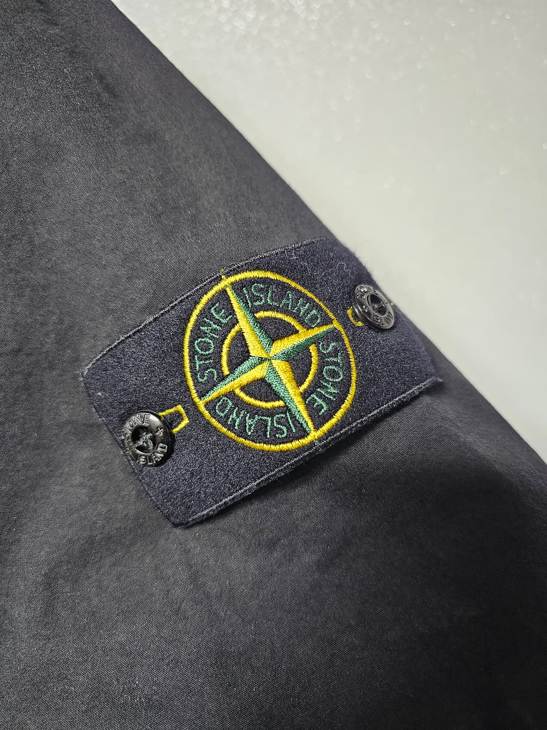 스톤아일랜드 와펜 반팔 셔츠 25SS 상품이미지3