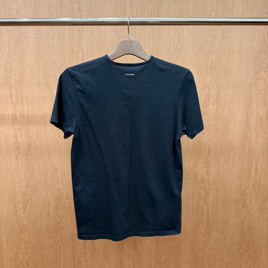 질샌더 브이넥 코튼 반팔 티셔츠 미니멀 백로고 디테일 블랙 상품이미지3