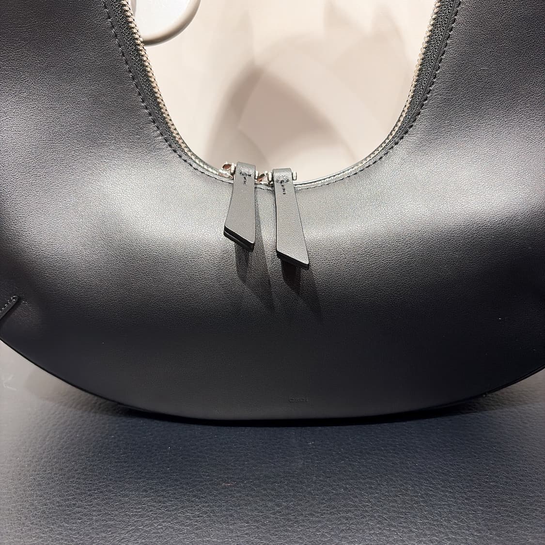 (정품/새상품) OSOI 오소이 여성 블랙 토니 호보 숄더백 상품이미지2