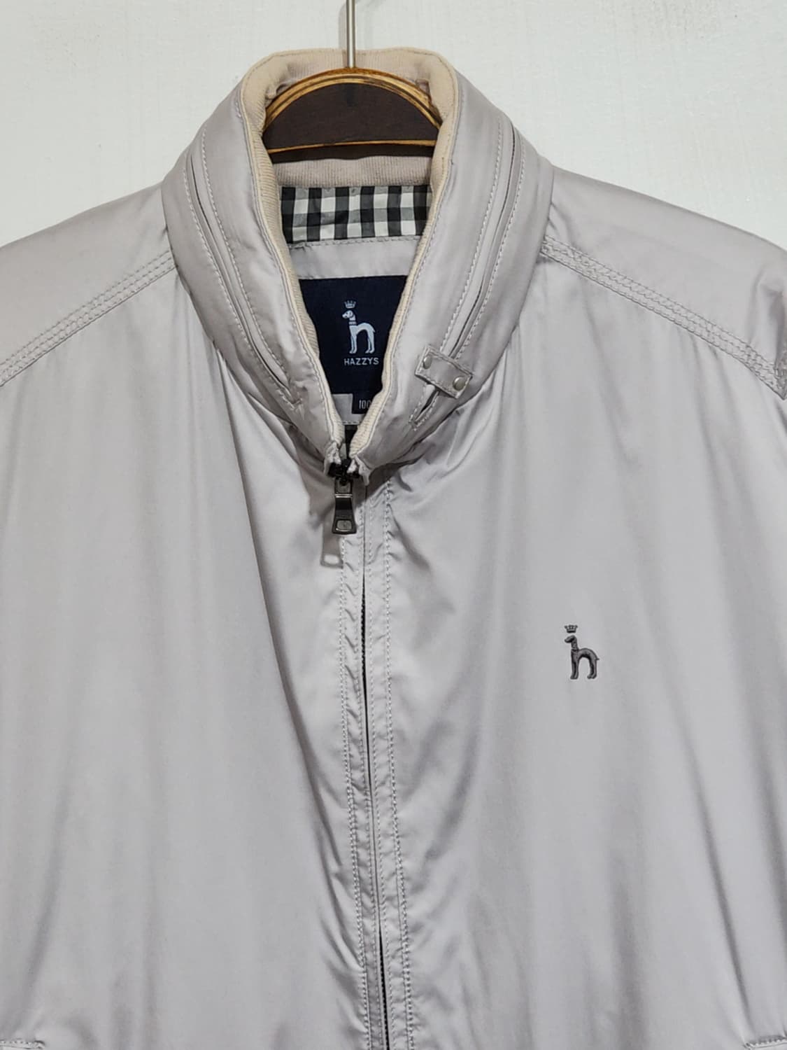 (100) 헤지스 블루종 점퍼 하이넥 로고 자켓  상품이미지2