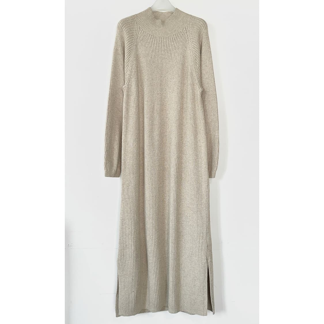 앤아더스토리즈 모크넥 롱 니트 원피스 상품이미지2