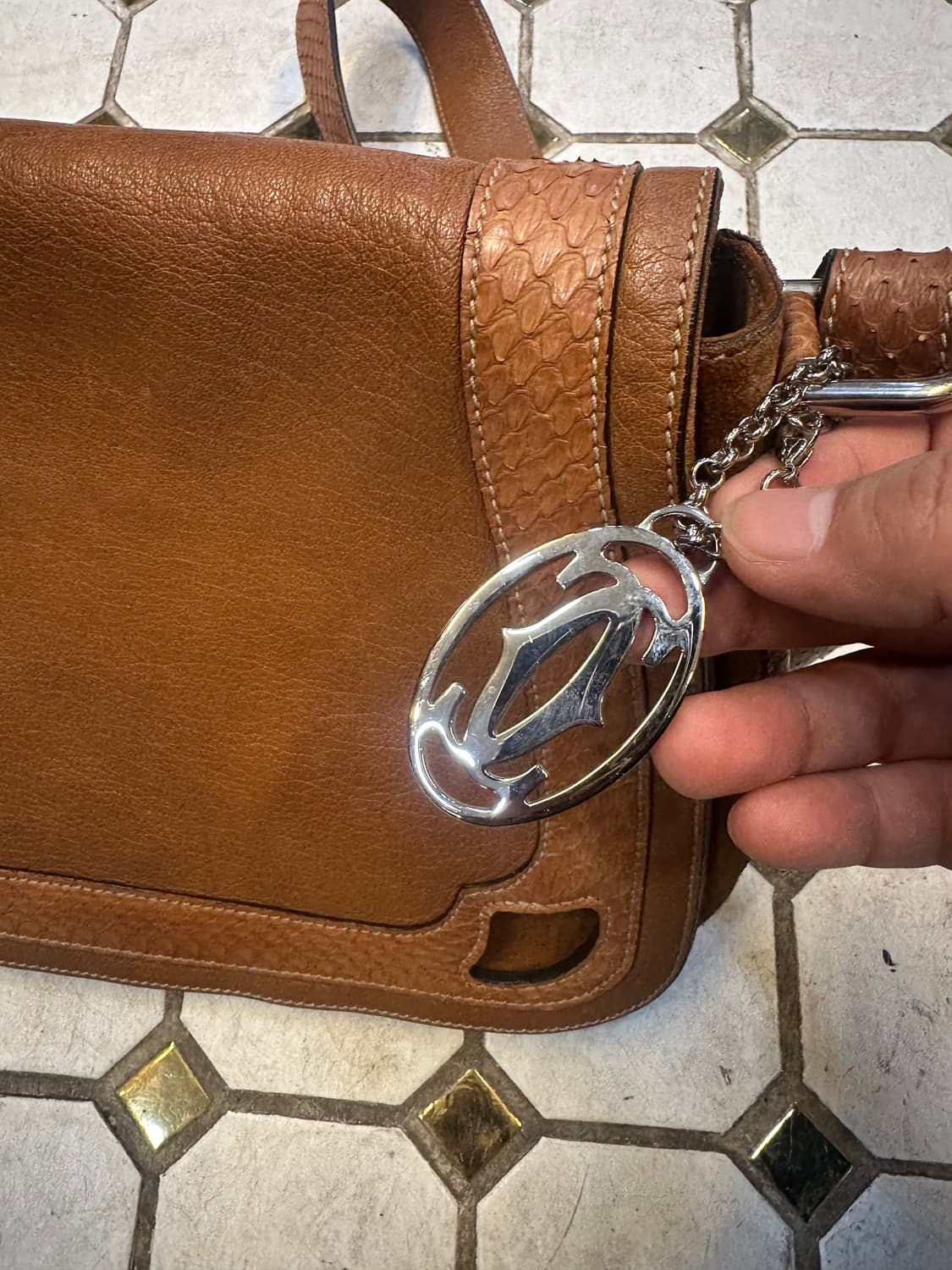 마르첼로 드 까르띠에 스웨이드 가죽 크로스바디 백 상품이미지4