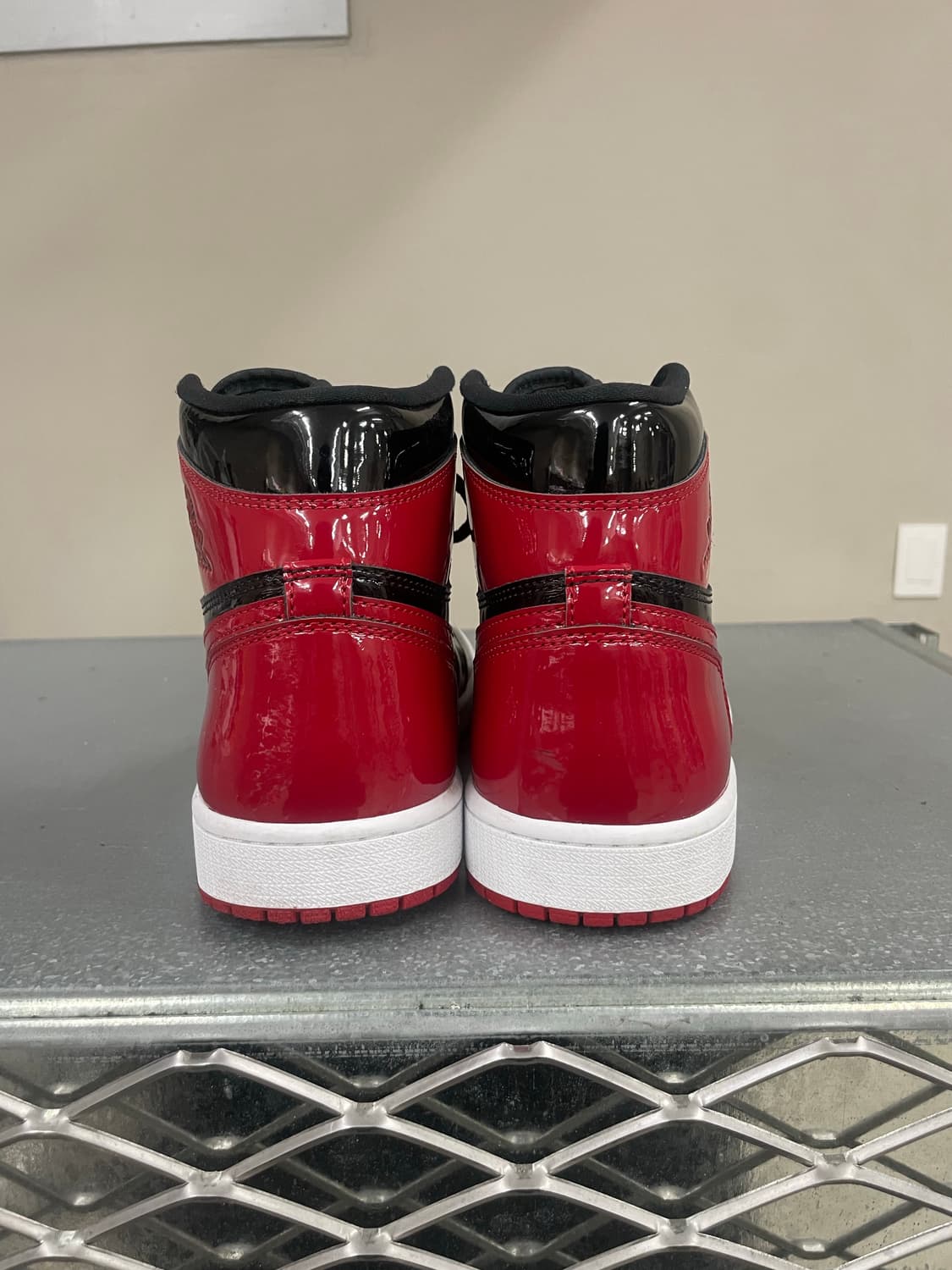 조던 1 레트로 하이 OG 페이턴트 브레드 270 상품이미지3