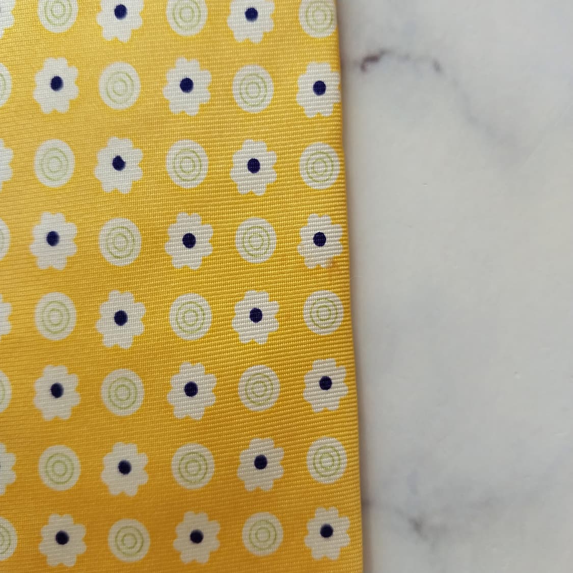 발망 실크 옐로우 플라워 패턴 넥타이 9.6cm A등급 K1999
 상품이미지10
