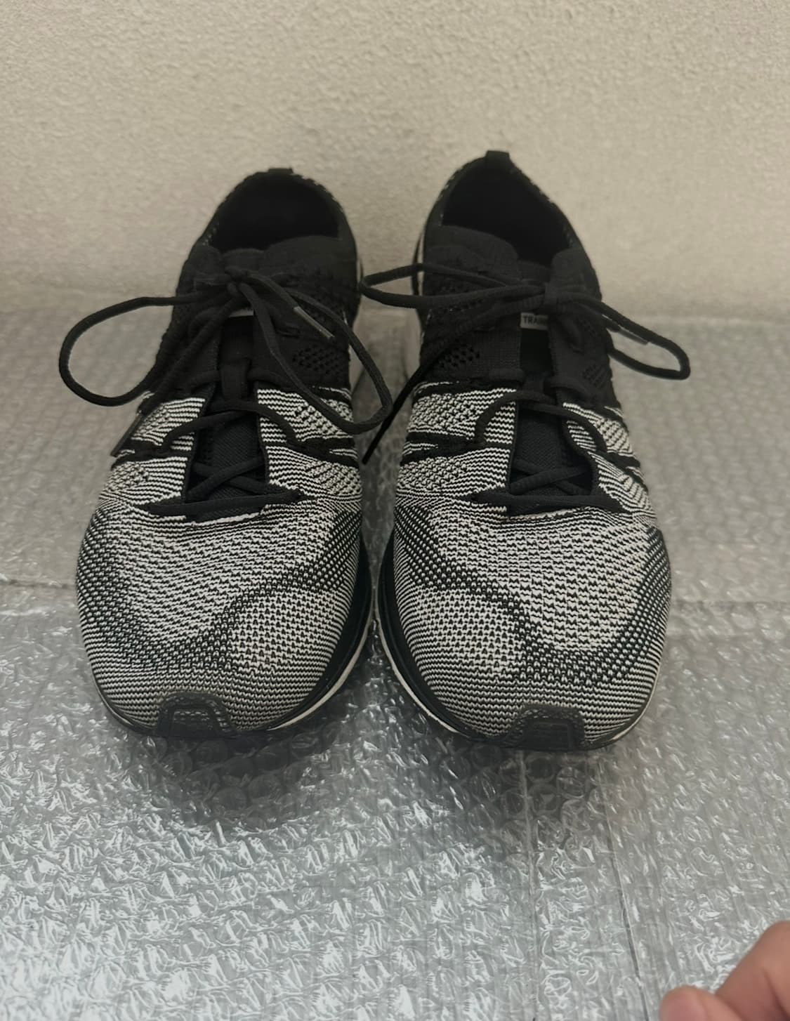 나이키 플라이니트 트레이너 275 검/흰 상품이미지1