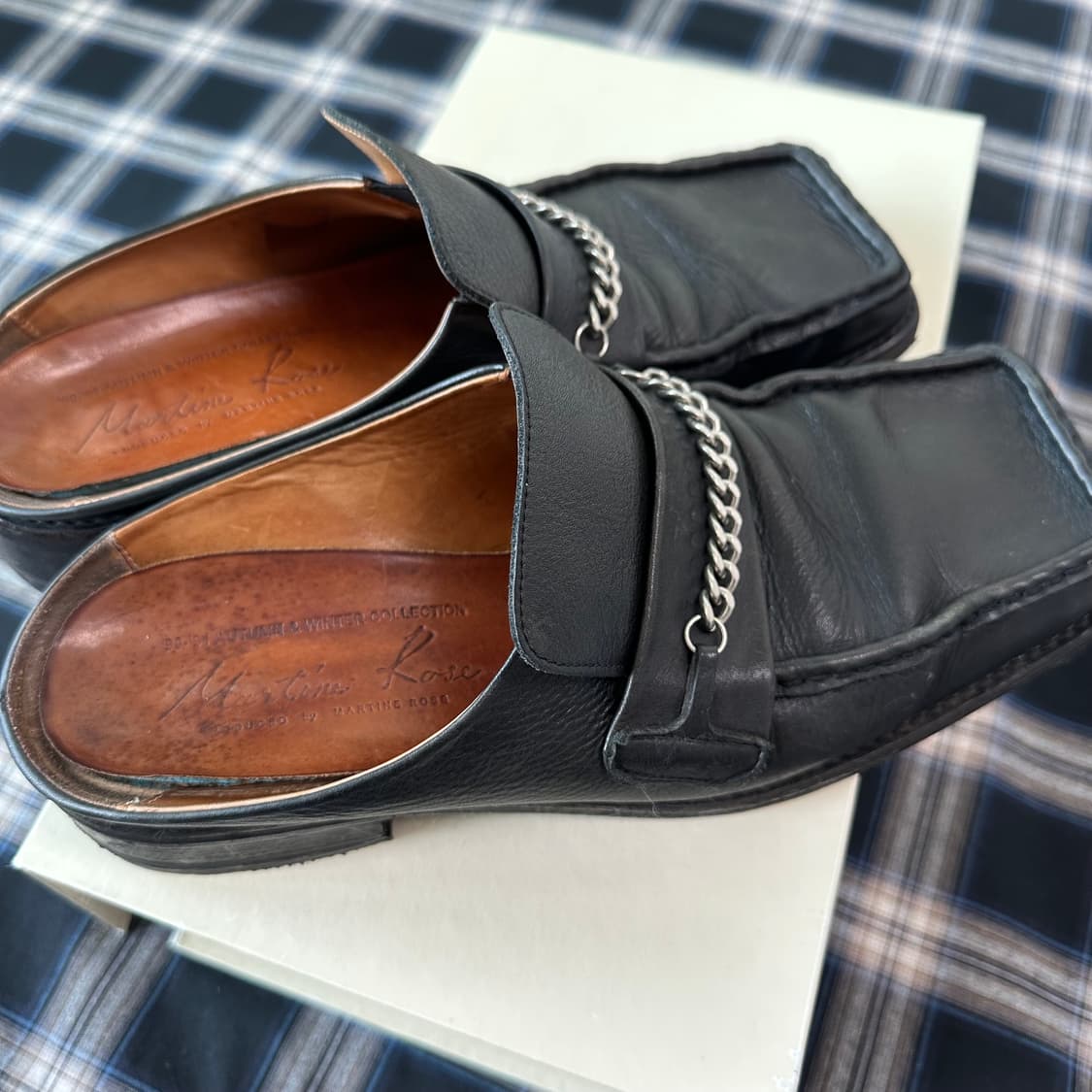 마틴로즈 체인 장식 레더 뮬 슬리퍼 블랙  상품이미지4