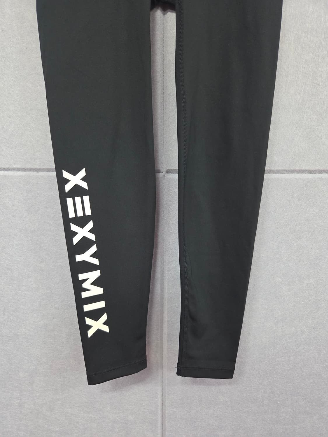 젝시믹스(XEXYMIX) 블랙 빅로고 레깅스 상품이미지3