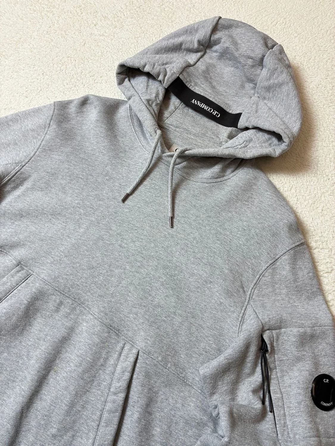 cp컴퍼니 시그니처 렌즈 로고 후드티 PN7401 상품이미지2