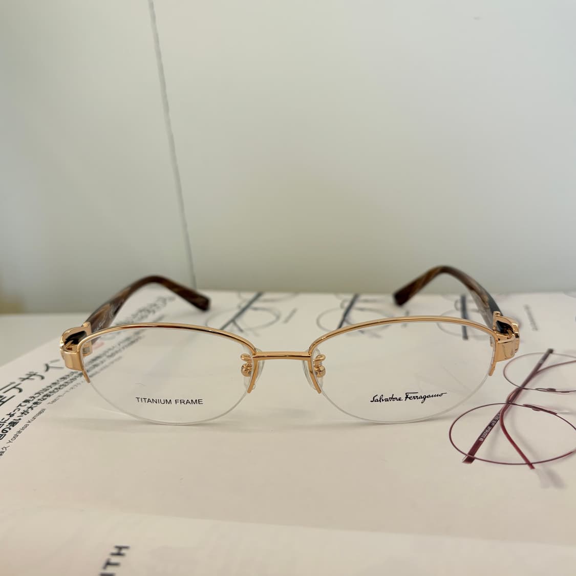 페레가모 골드 오벌형 반무테 상품이미지2