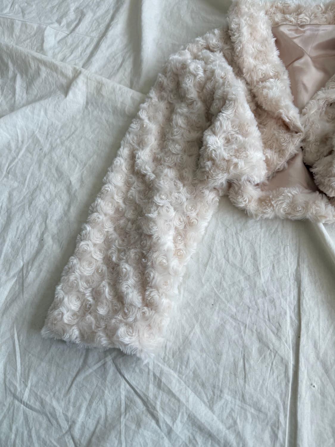 라이트베이지 폭닥 러블리 로걀 뽀용 크롭 볼레로 상품이미지2