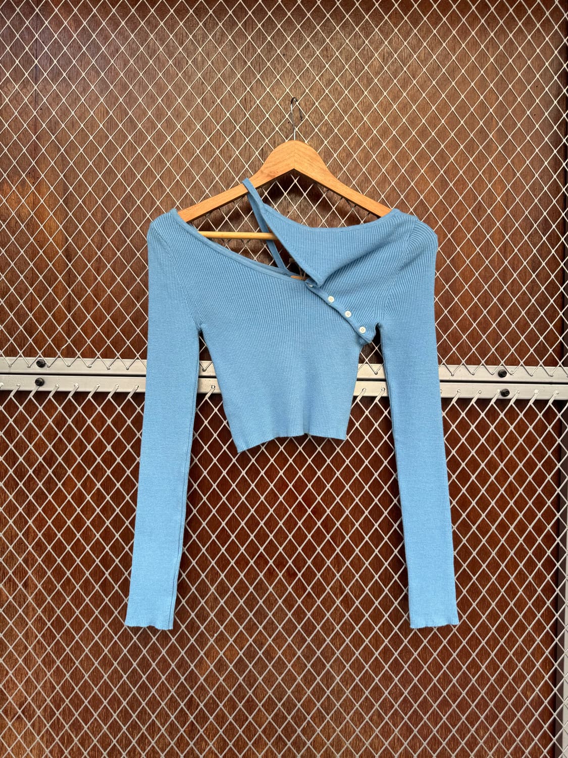 다이애그널 스트랩 버튼 스카이 숄더 트임 크롭 슬림 니트 롱 슬리브 상품이미지10