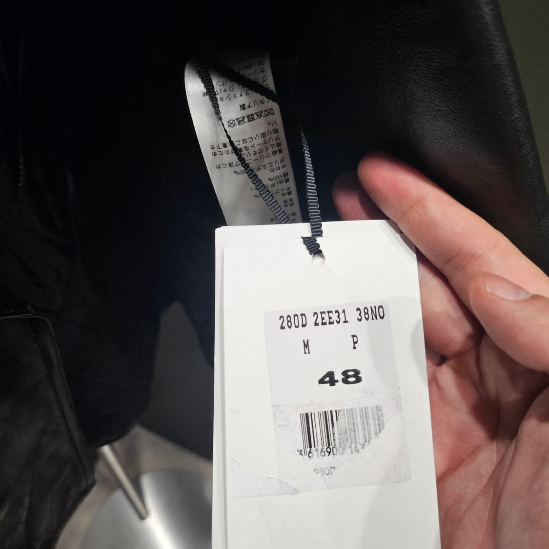 셀린느 옴므 텍스처드 레더 지퍼

클로저 바이커 가죽자켓 상품이미지6