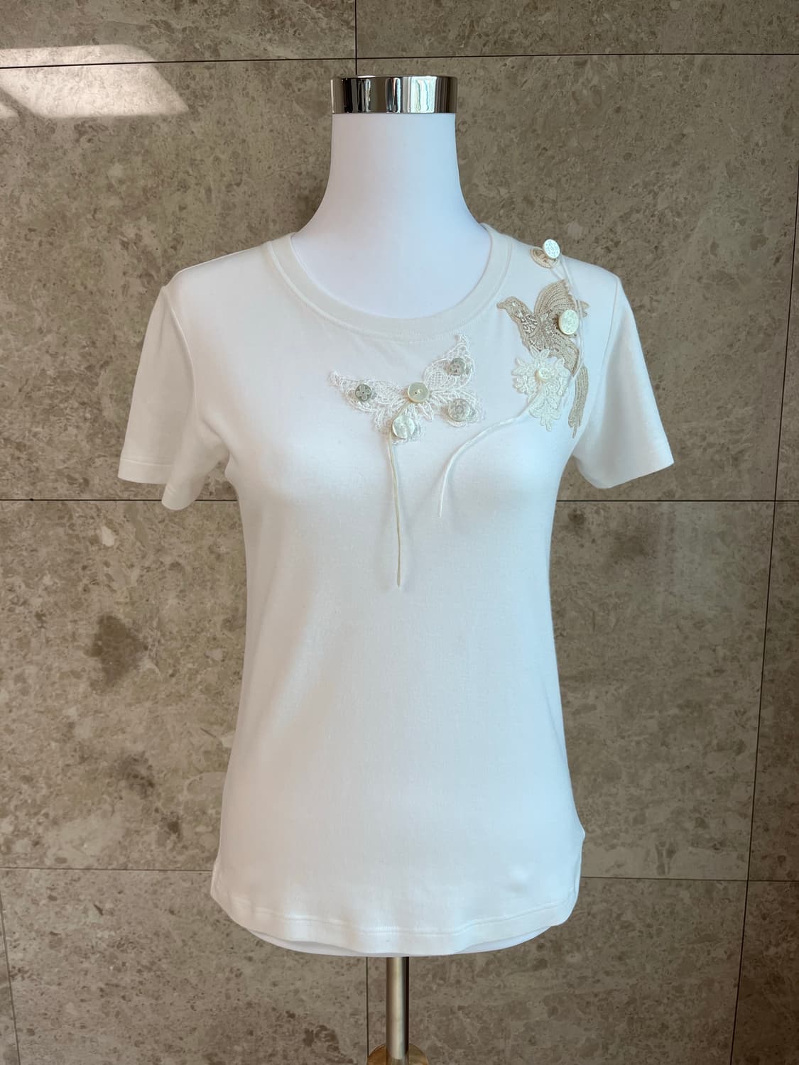 루이비통 레이스 장식 흰색 티셔츠 L 정품 상품이미지1