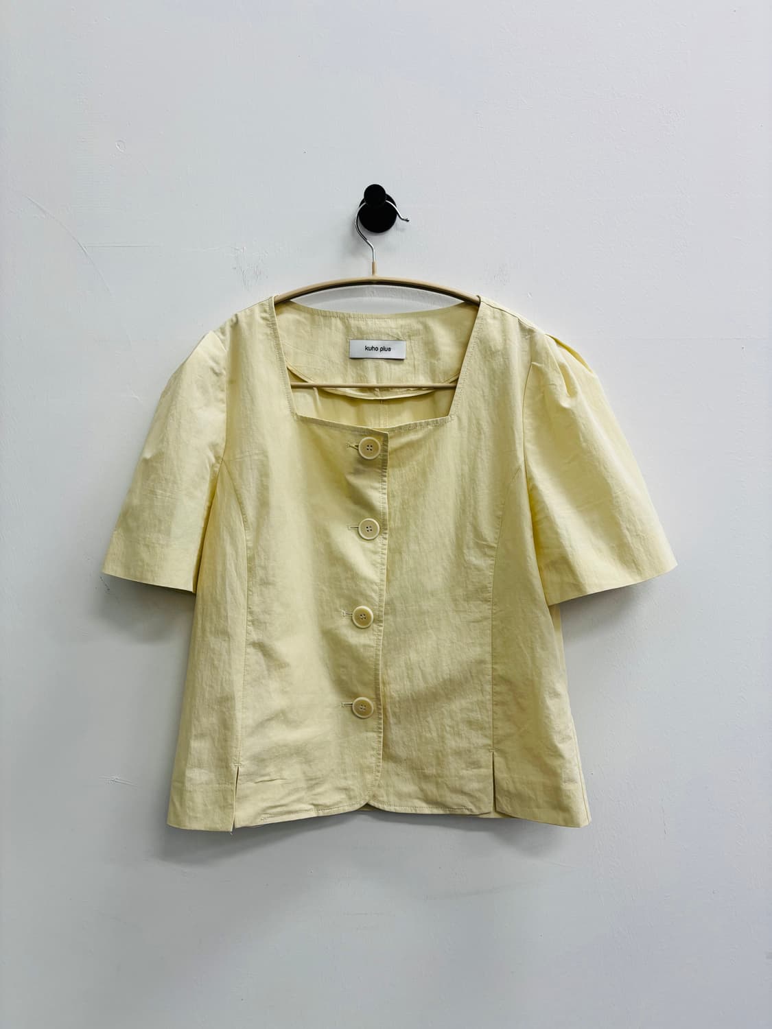 구호 플러스(kuho plus) 스퀘어 넥 퍼프 슬리브 블라우스 레몬 상품이미지2