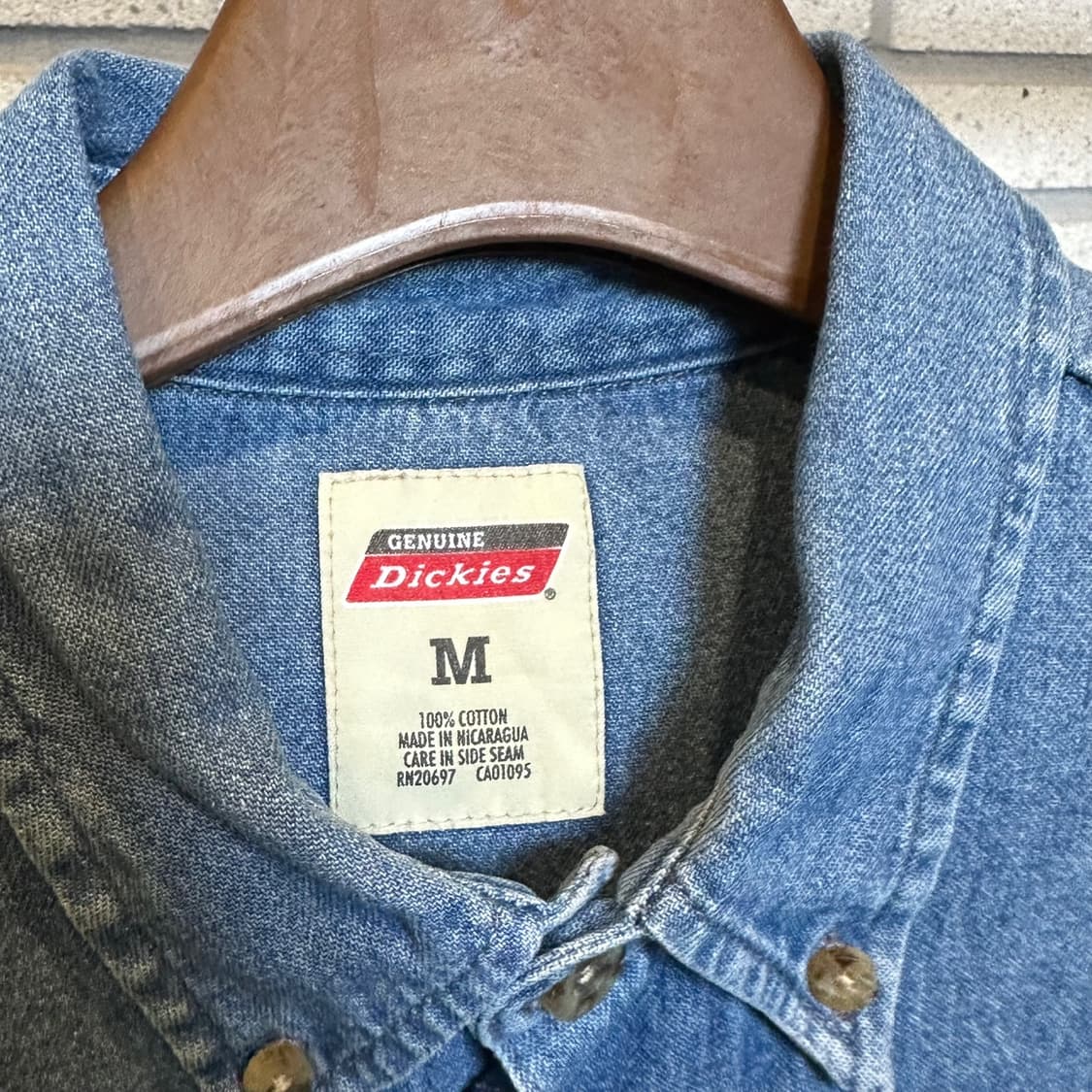 디키즈 데님 긴팔 셔츠 앞면 로고 패치 원포켓 디테일 중청 상품이미지6