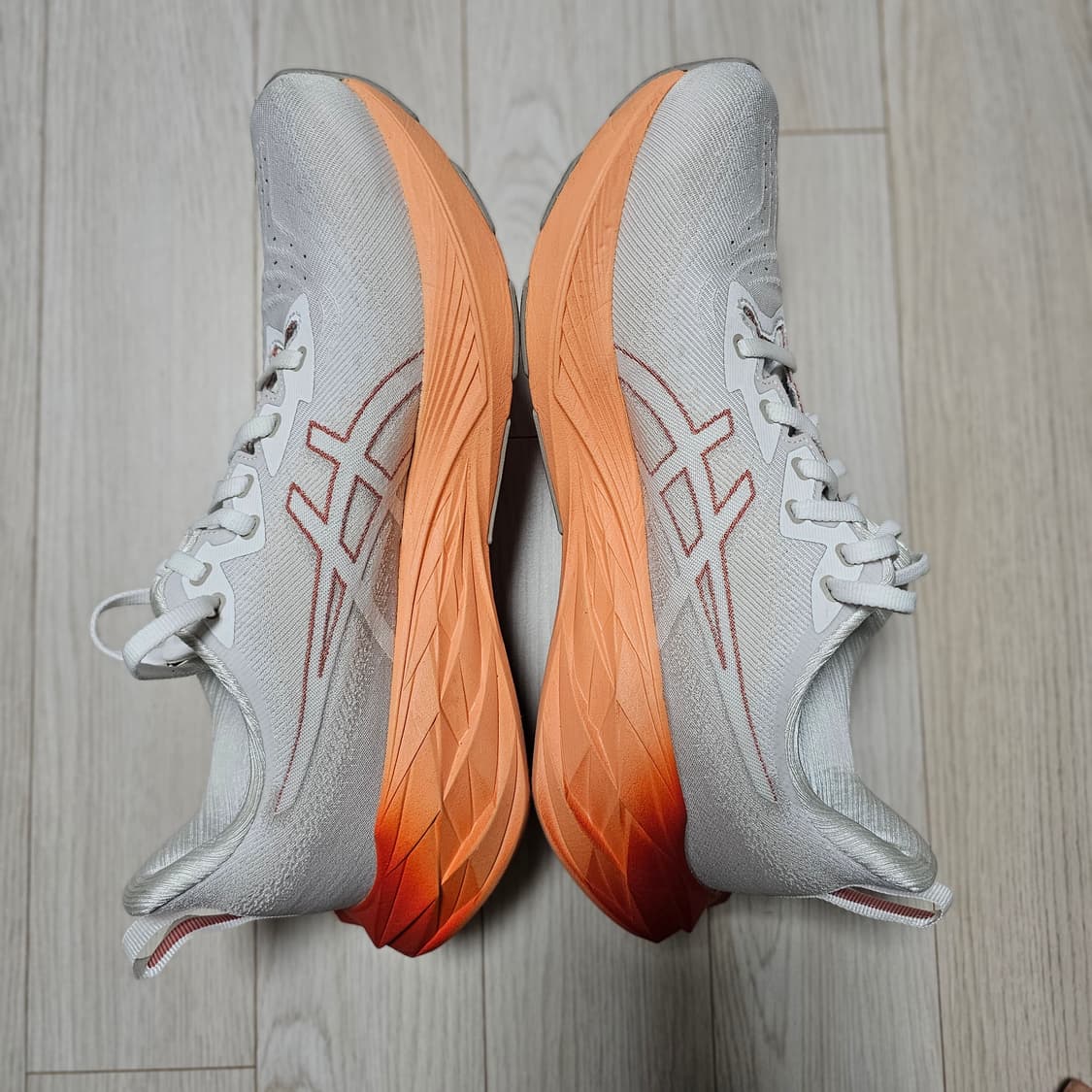 아식스 노바블라스트 4 화이트 문락 오렌지 러닝화 런닝 상품이미지4