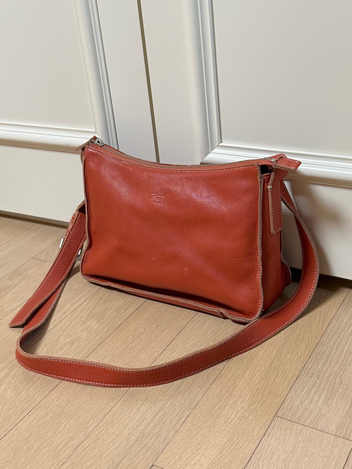 마가렛호웰 아이디어 소가죽 크로스백 상품이미지2