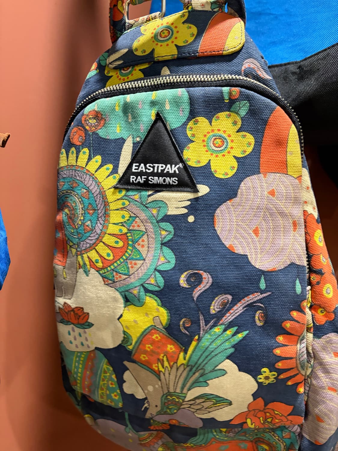 라프시몬스x이스트팩 플라워 크로스백 상품이미지1