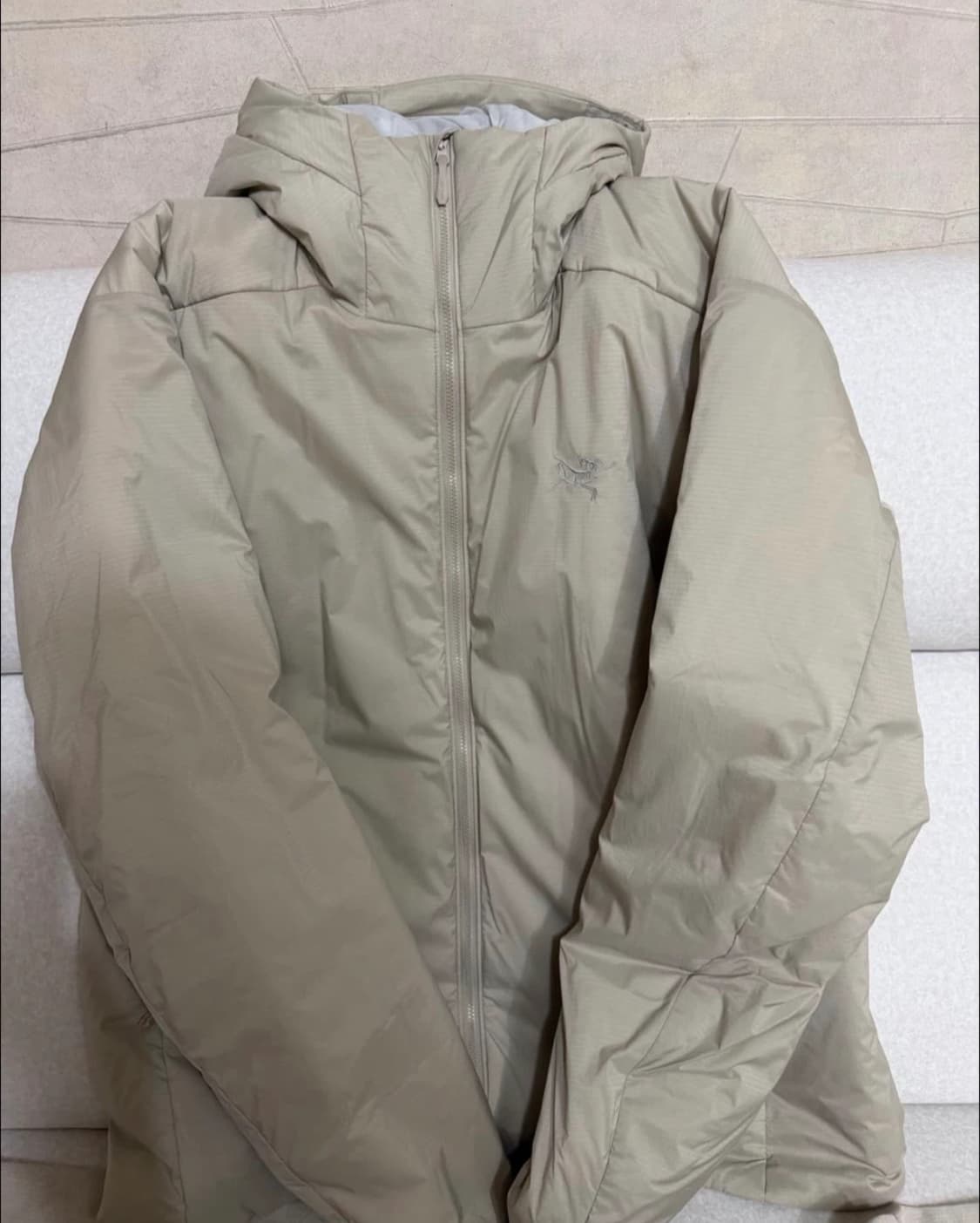 아크테릭스 아톰 헤비웨이트 후디 룬 베이지 색상입니다. L 사이즈이고,  상품이미지2