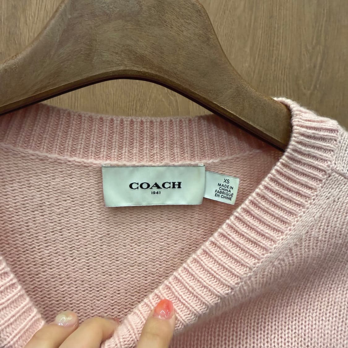 코치 라운드넥 울 캐시미어 긴팔 니트 아치형 로고 인타르시아 디테일 핑크 상품이미지6