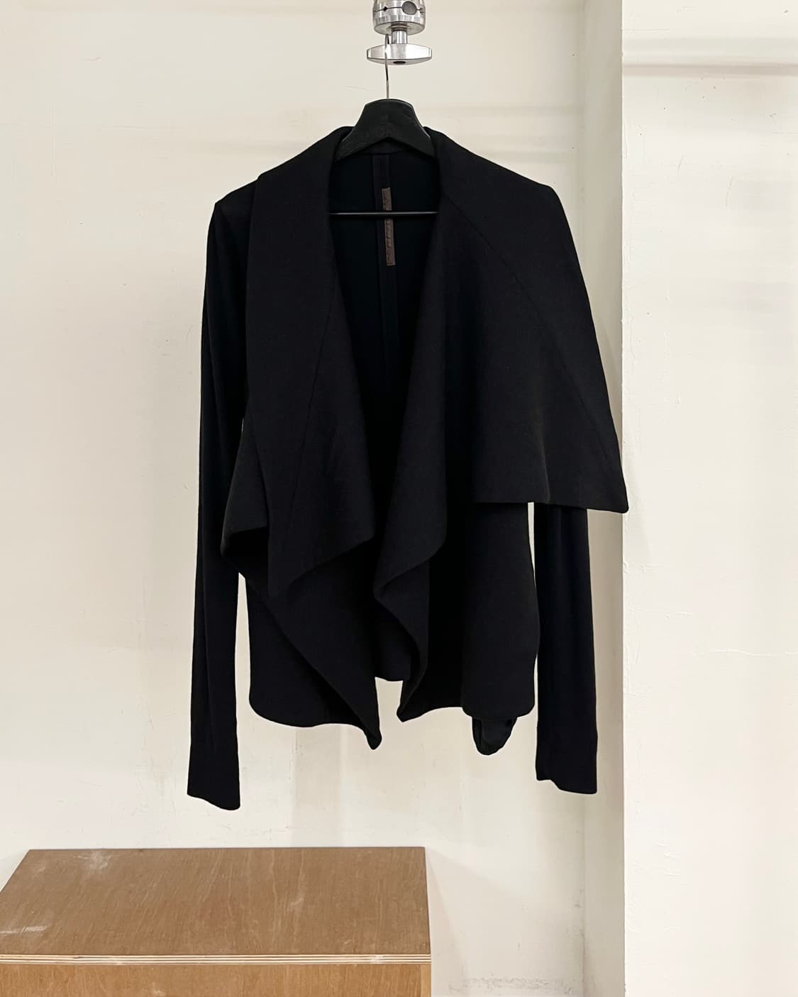 릭오웬스 블랙 릴리즈 드레이프 자켓 상품이미지1