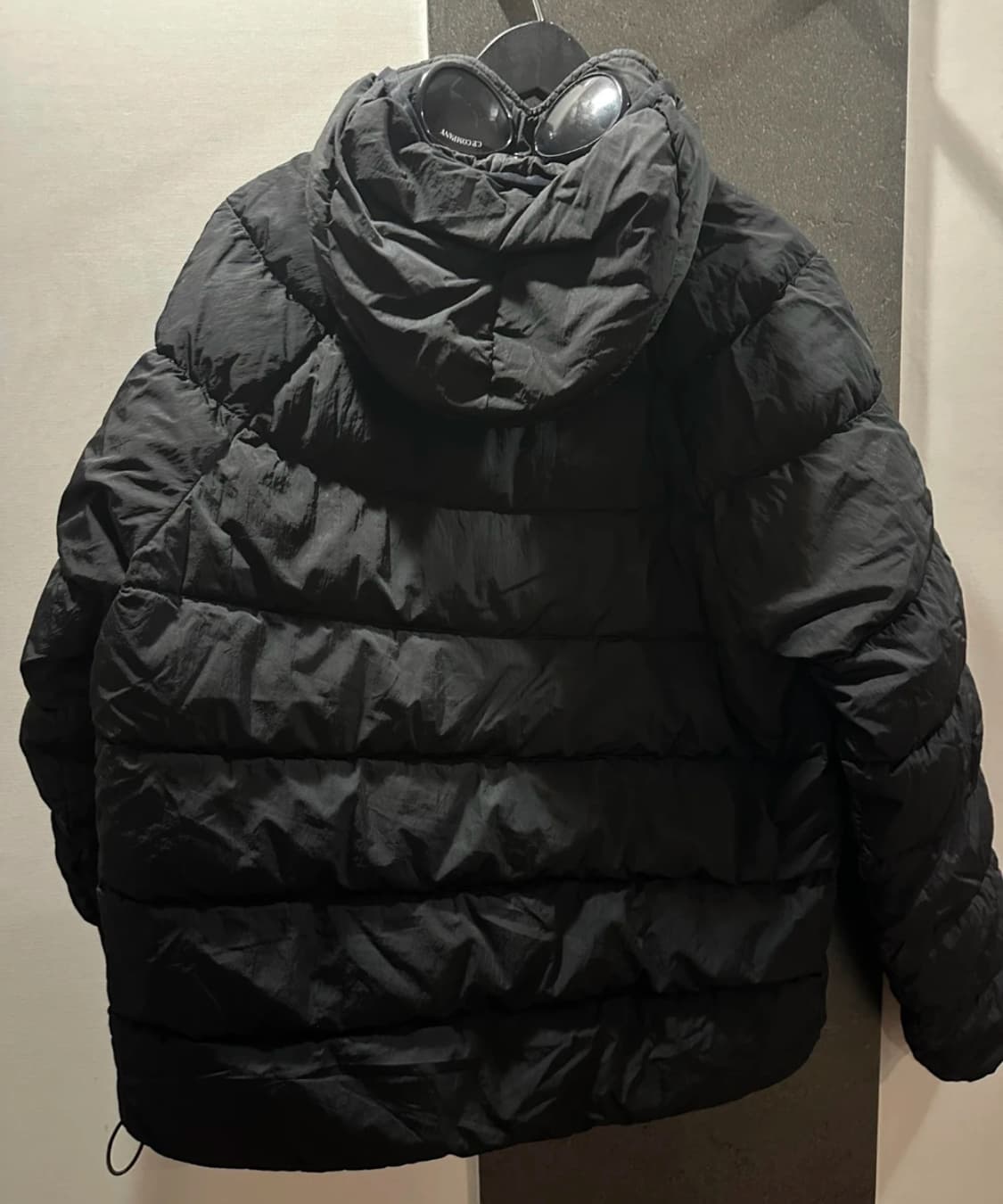 C.P. Company 고글 후드 패딩 블랙 상품이미지2