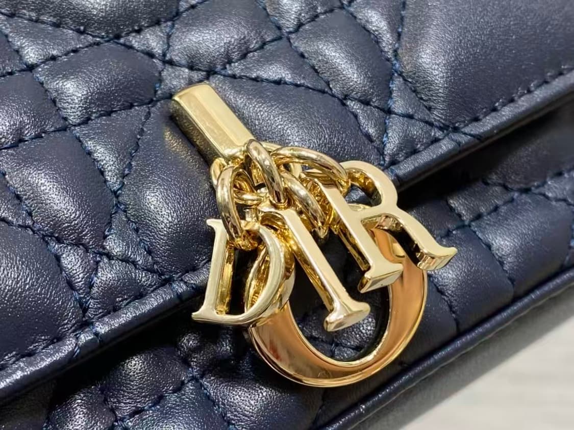 디올 크로스 백시그니처 넝쿨 체크로 클래식한 레터링 참장식
 상품이미지7