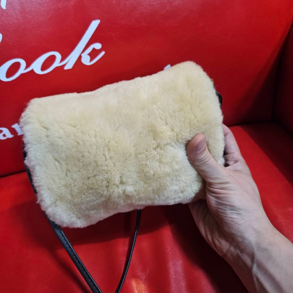 어그(UGG) 미디엄 플랩 오버 양가죽 미니백 상품이미지3