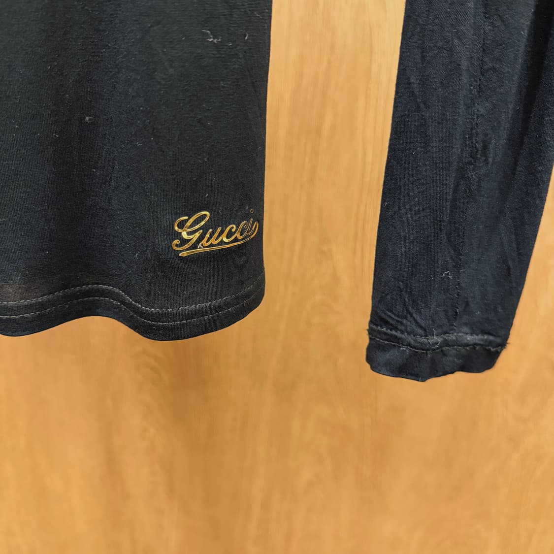 구찌 롱슬리브 티셔츠 리본 골드 로고 브이넥 디테일 슬림핏 블랙 상품이미지7