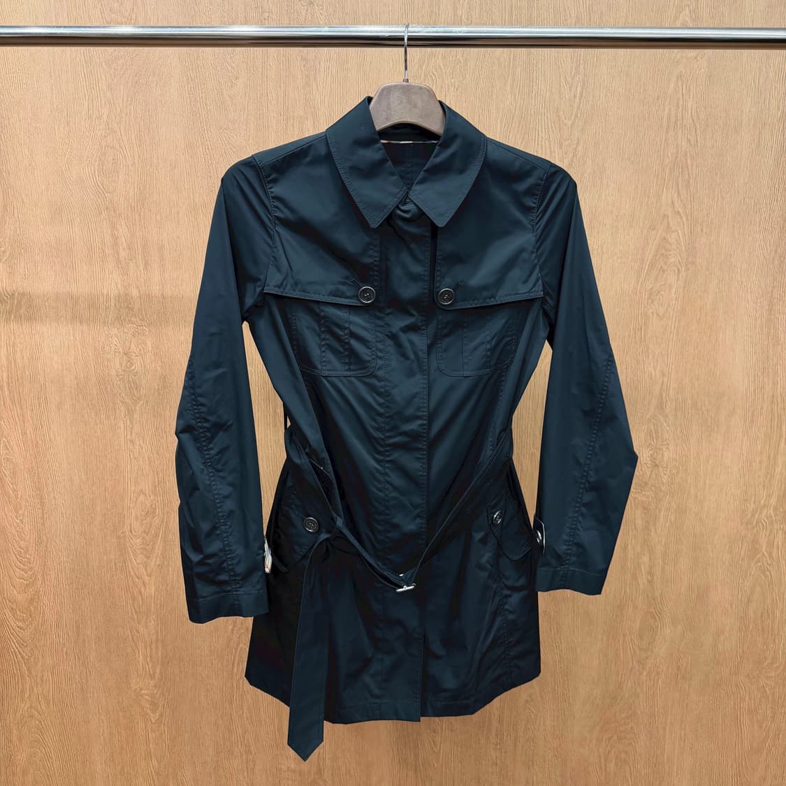 버버리 런던 하프 자켓 벨트 스트랩 플랩 포켓 디테일 슬림핏 블랙 상품이미지2