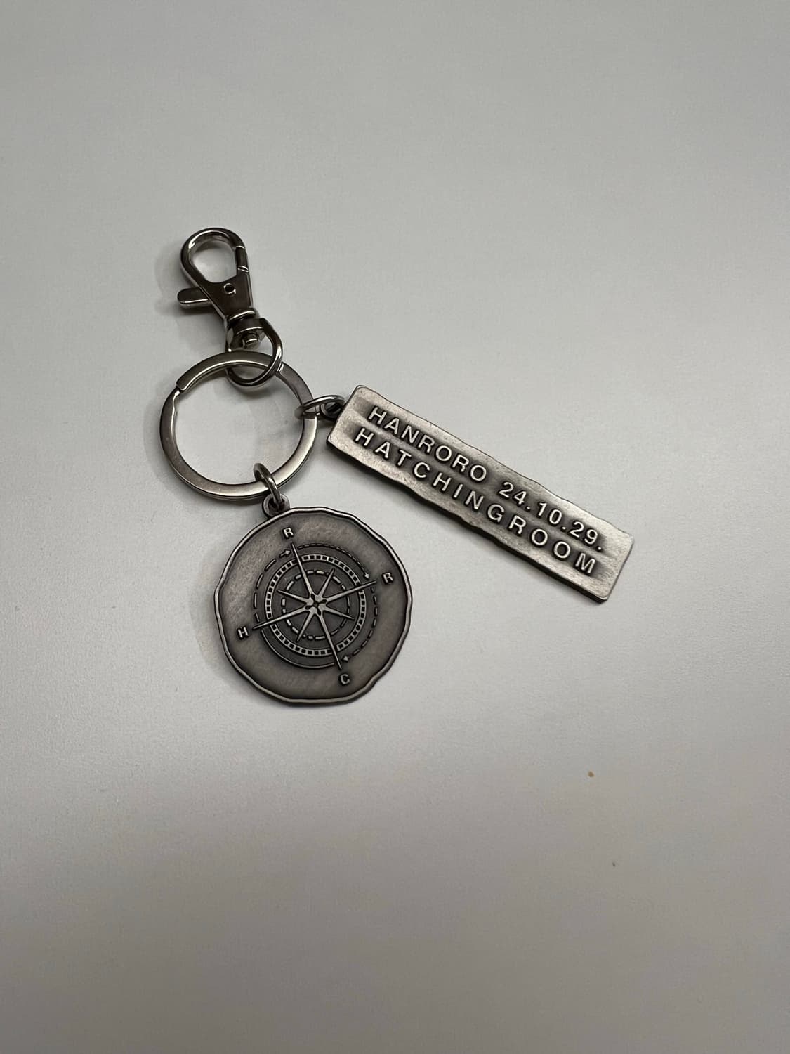 해칭룸x한로로 나침반 키링 상품이미지1