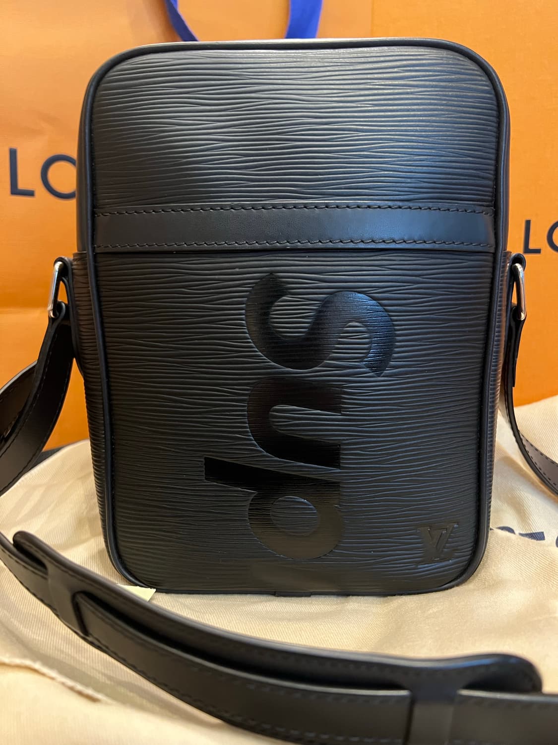 루이비통 슈프림 에피 다뉴브PM 크로스백 블랙 상품이미지2