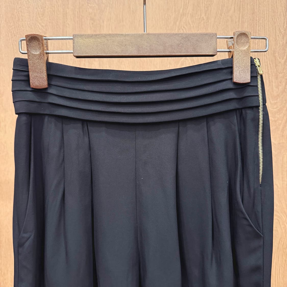 산드로 플리츠 디테일 와이드 쇼츠 팬츠 사이드 골드 지퍼 디테일 블랙 상품이미지4