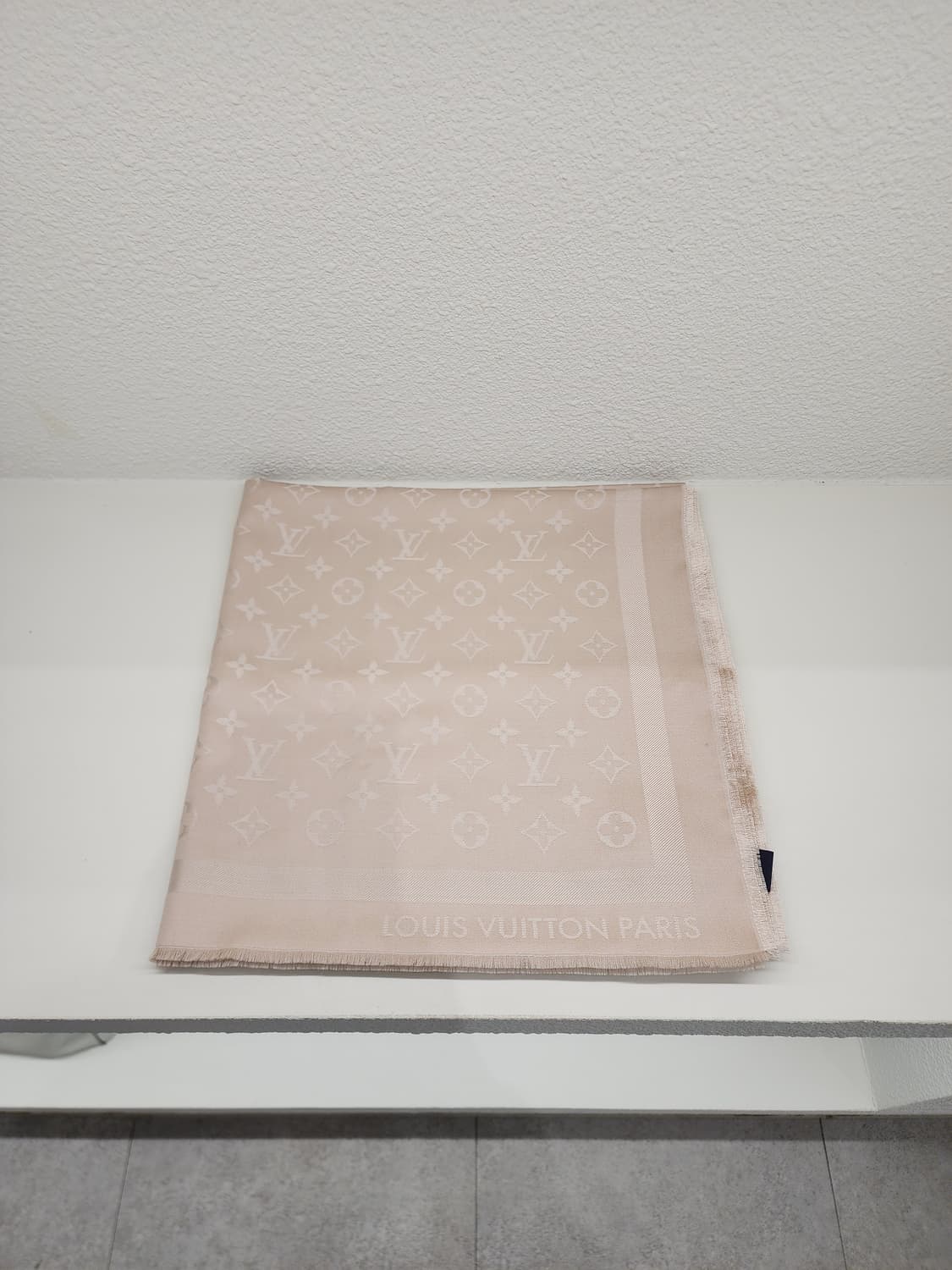 루이비통 M96978 모노그램 클래식 숄 라이트베이지 상품이미지1