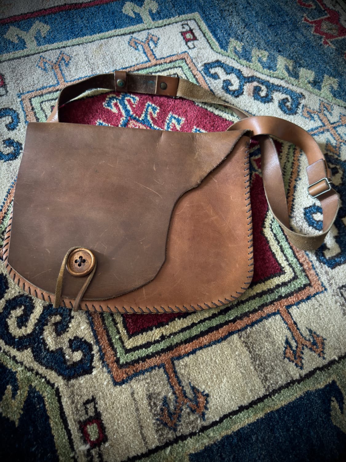 Oak wood button Amber Stitch 레더 크로스백 상품이미지1