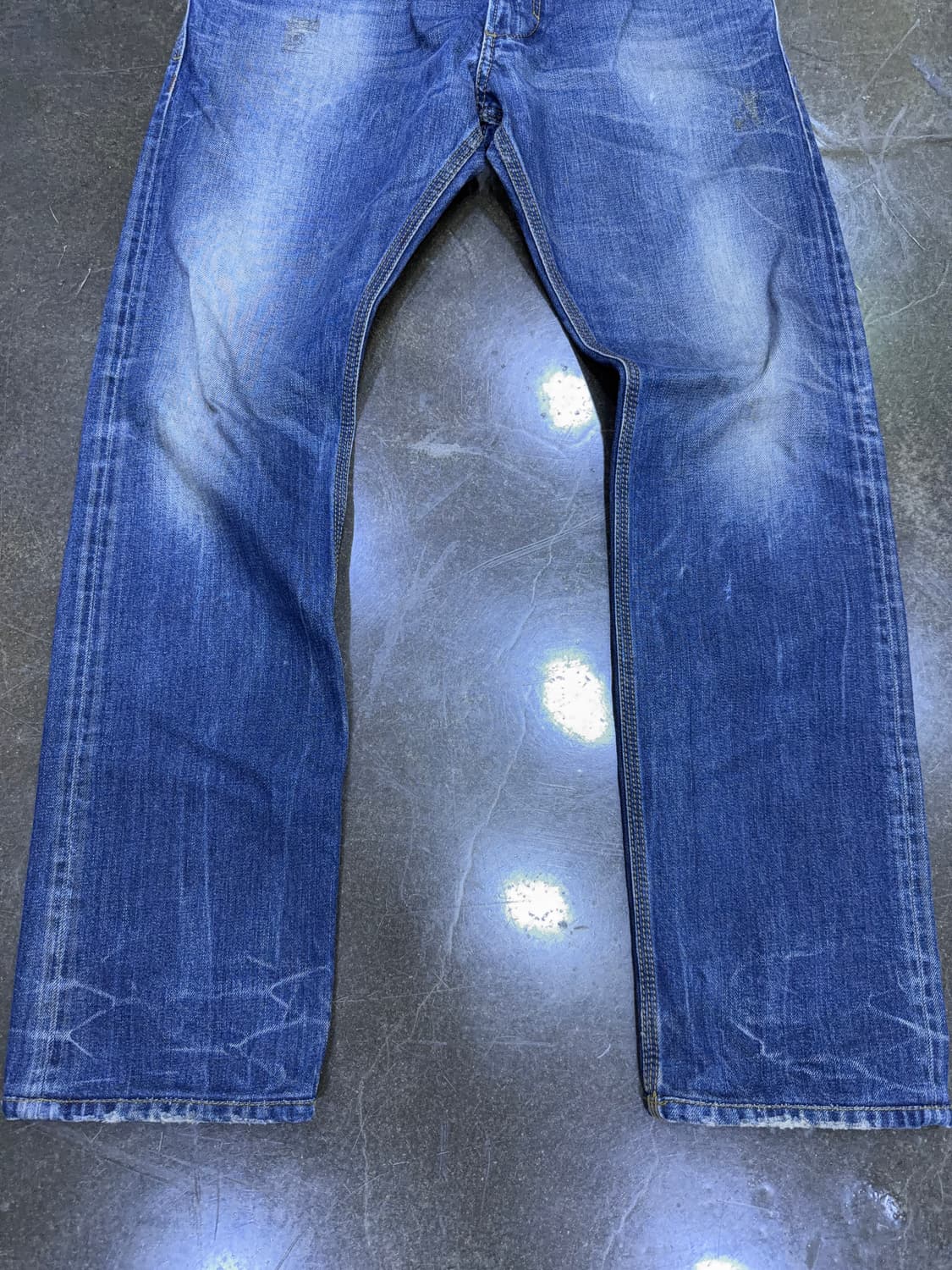 디젤 크룰리 빈티지 워싱 데미지 레귤러 슬림 데님팬츠 32 상품이미지5