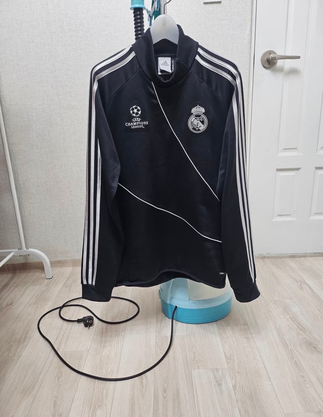레알마드리드 챔피언스리그 아디다스 트레이닝탑 블랙 상품이미지1