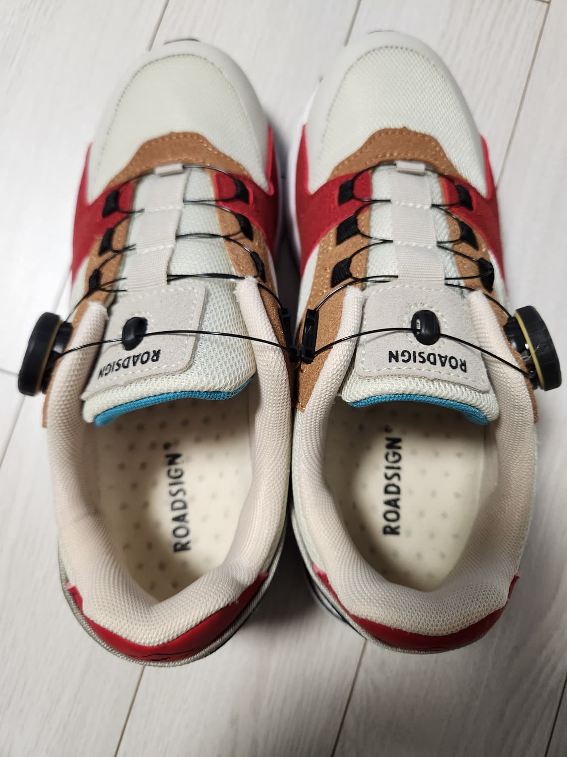 새상품급)로드사인 운동화 여성 다이얼 스니커즈 사이즈240

여러 중고사 상품이미지2