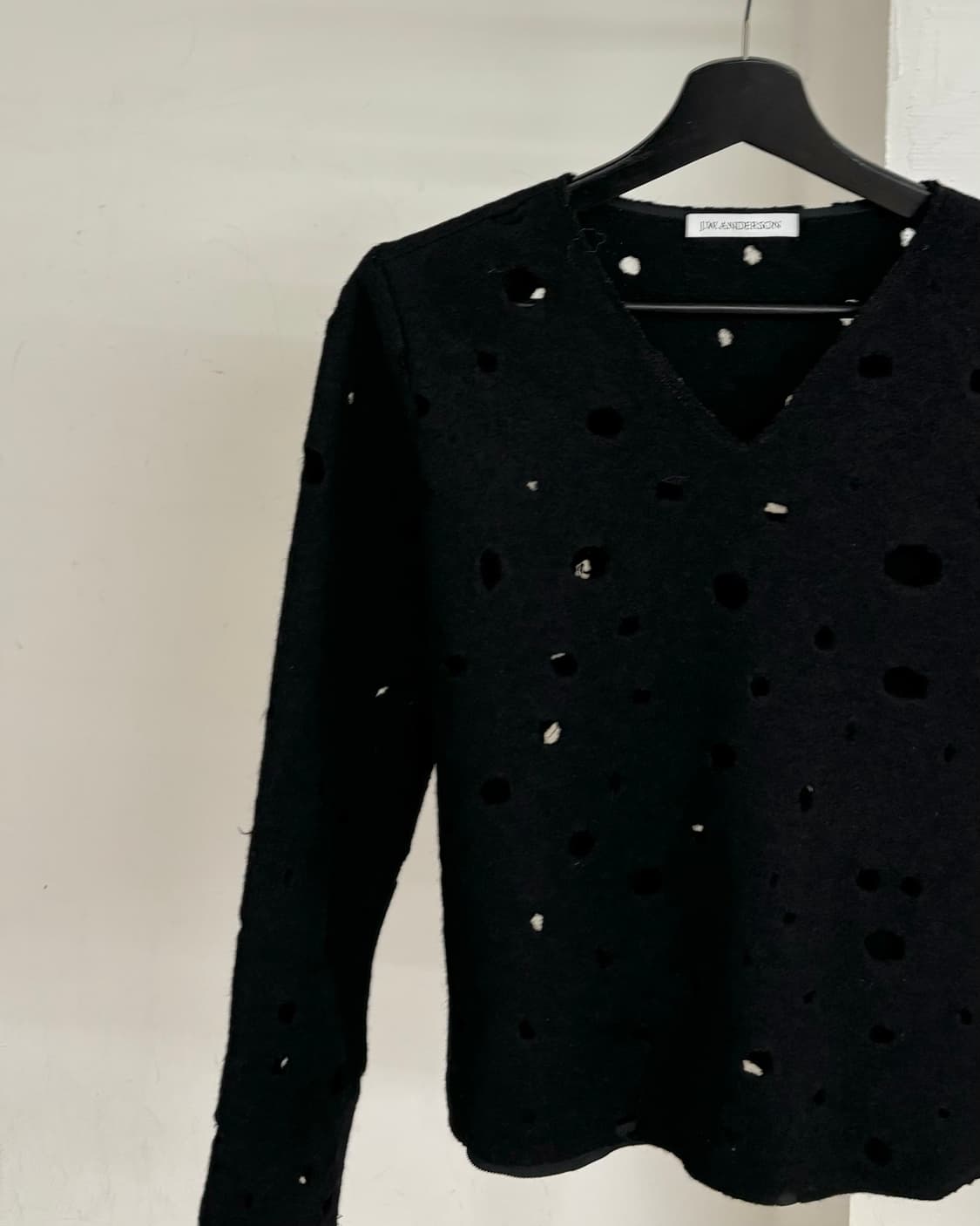 제이더블유앤더슨 블랙 디스트로이드 니트 상품이미지3