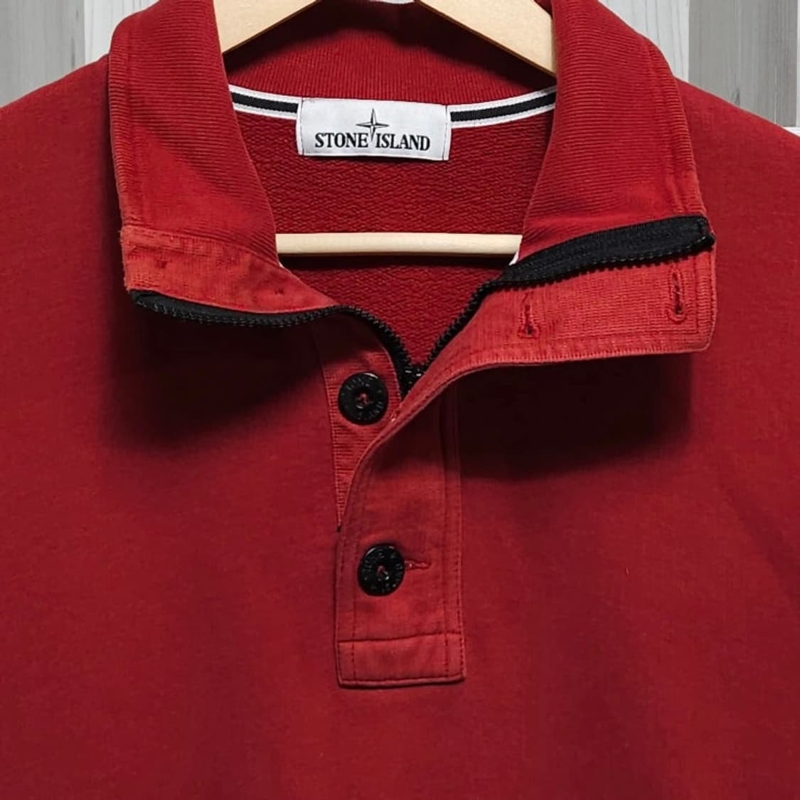 100)스톤아일랜드 하프버튼 맨투맨 워시드레드 상품이미지2