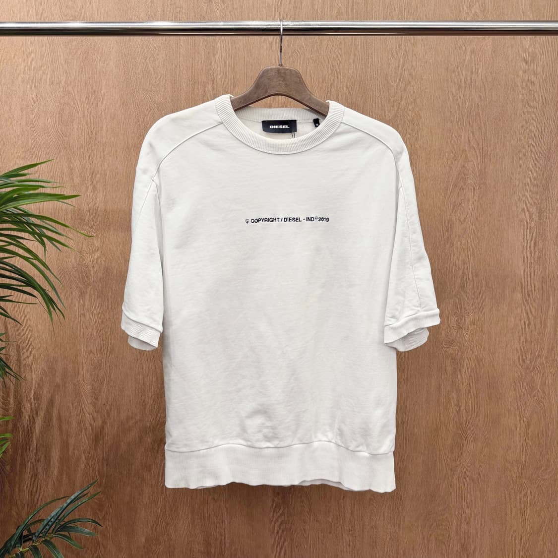 디젤 라운드넥 맨투맨 5부 소매 래글런 로고 레터링 자수 디테일 화이트 상품이미지1