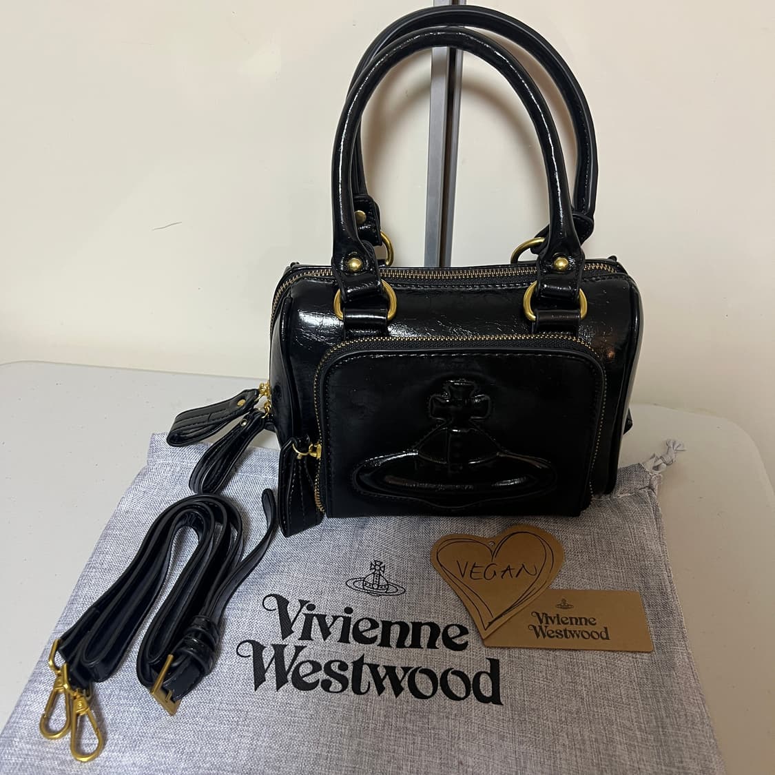 비비안웨스트우드 가방 블랙 페이던트 토트백 상품이미지2