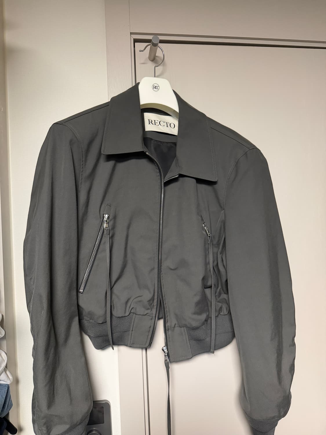 렉토 25ss 지퍼 디테일 스트릭쳐 팀 붐버 자켓 차콜 그레이 L siz 상품이미지1