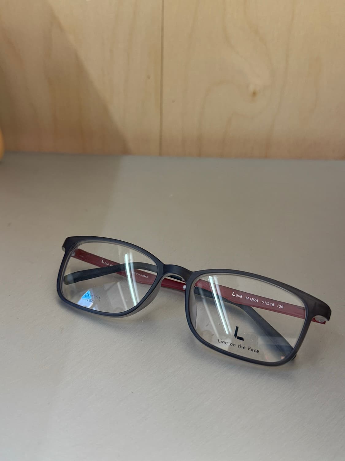 그레이 매트 스퀘어 프레임 레드 템플 안경  상품이미지1