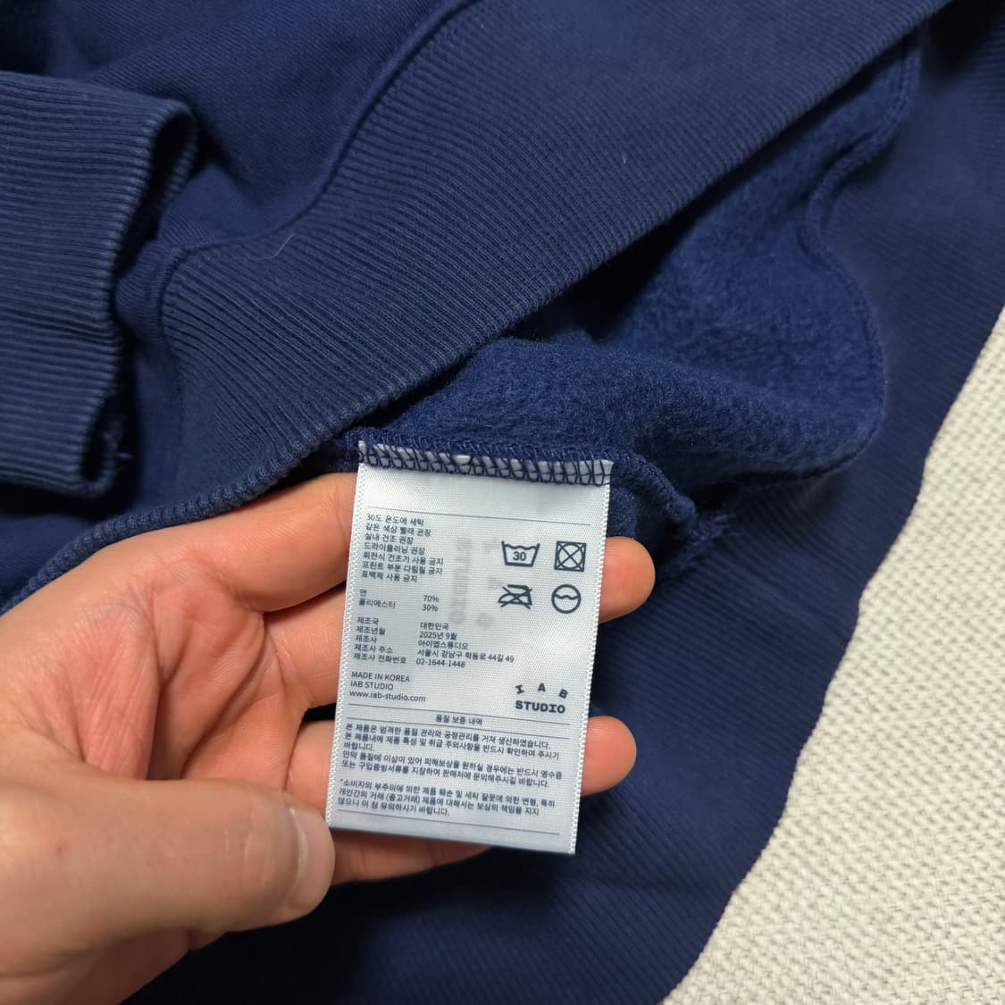 아이앱 IAB 스튜디오 네이비 맨투맨 티셔츠 상품이미지4