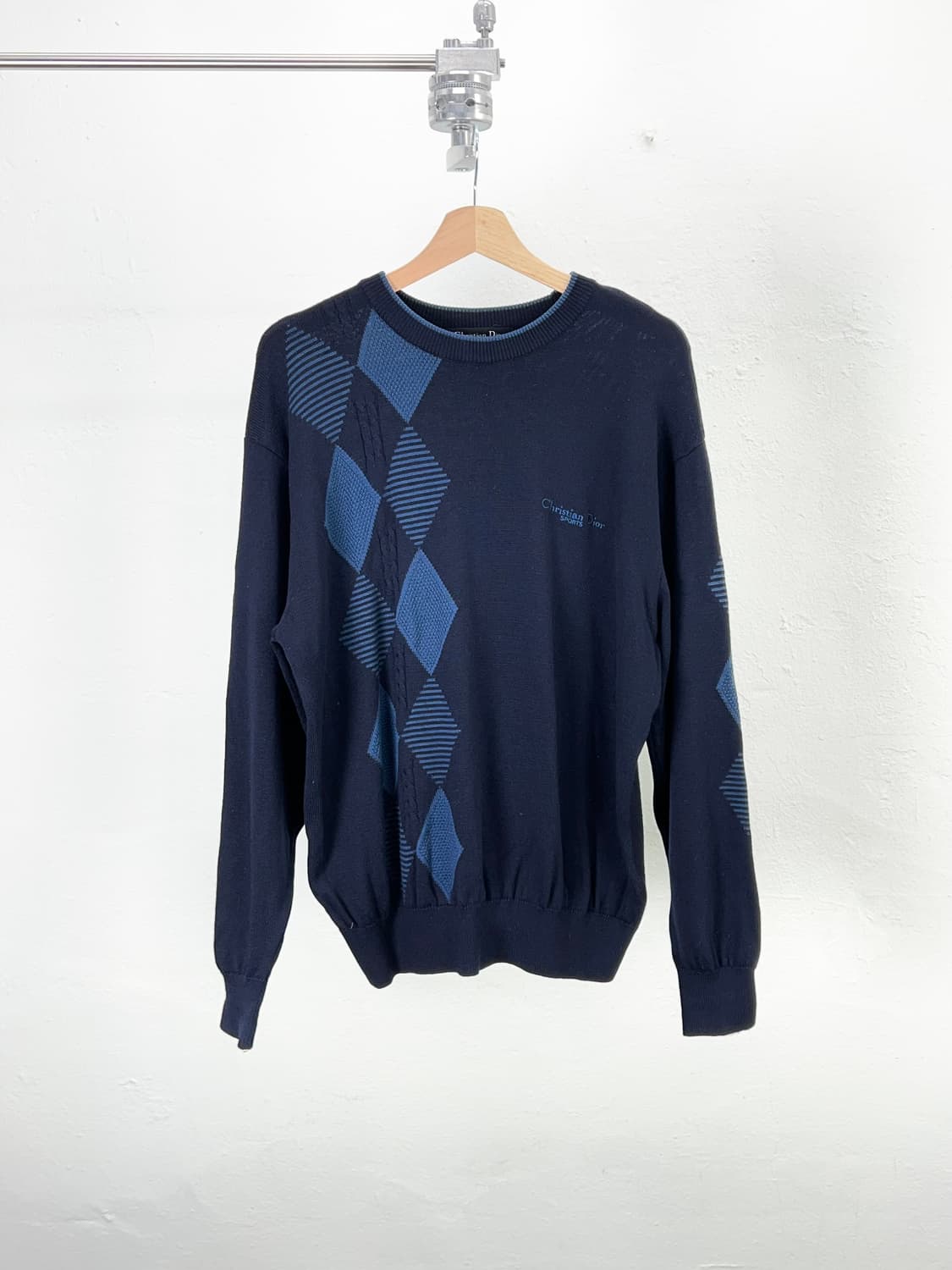 크리스찬 디올 스포츠 다크 네이비 로고 원 사이드 아가일 니트 상품이미지1