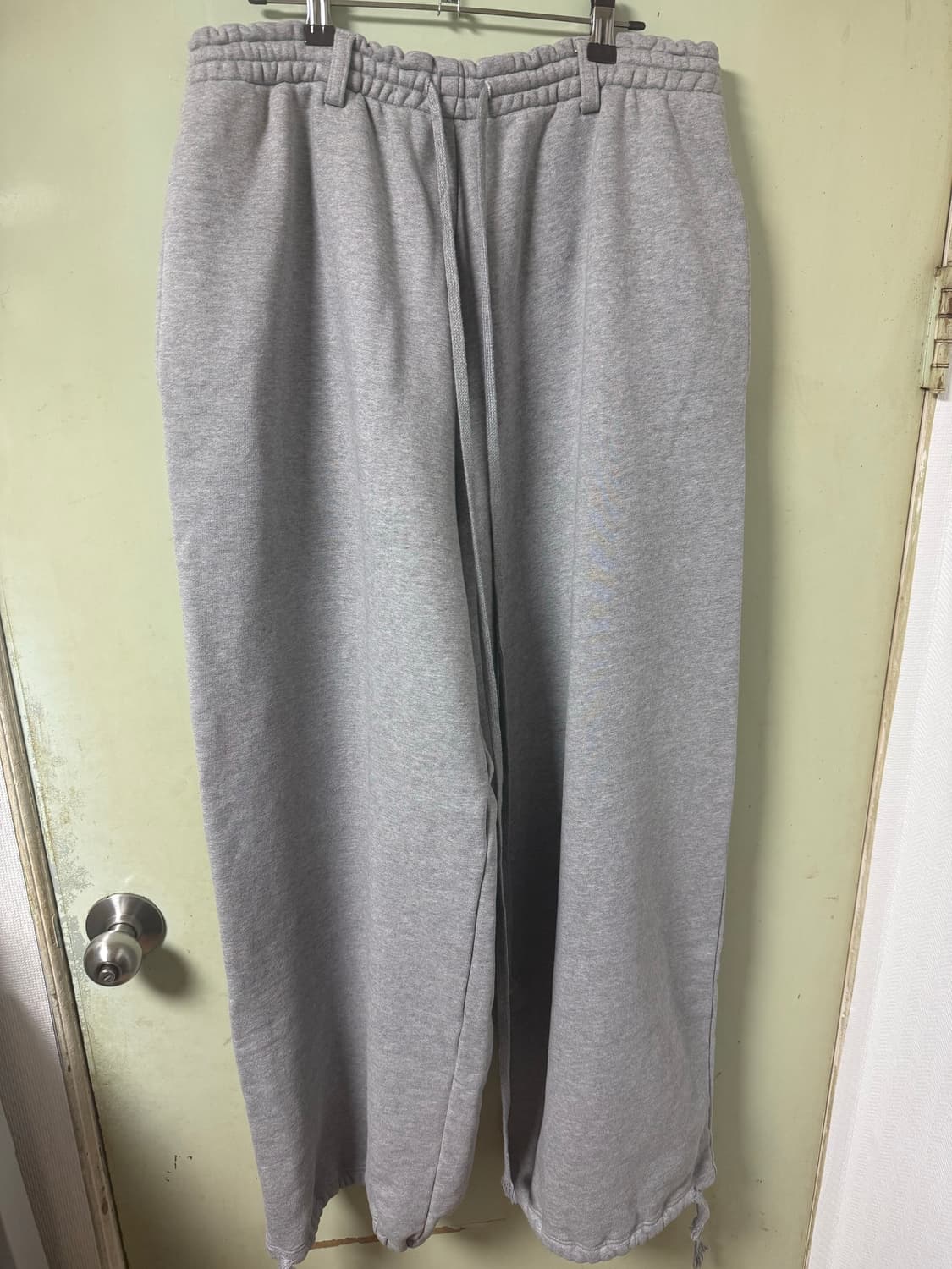 에모스탠스클럽 MEGA 벨트 루프 스웻팬츠 그레이 상품이미지2